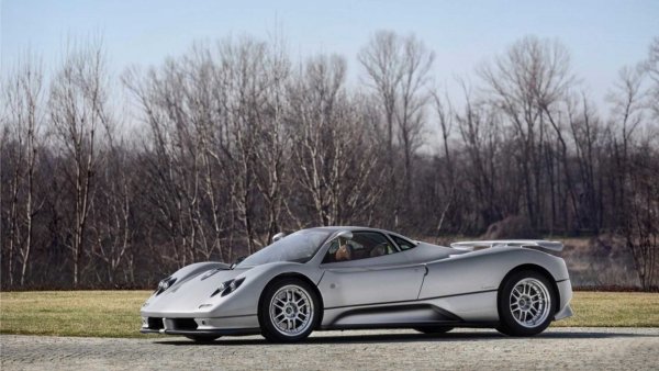 Показан на автомобилното изложение в Женева през 1999 г., Pagani Zonda C12 удиви феновете. Дизайнът на този суперавтомобил би могъл да го направи подходящо въплъщение на Батмобил, но пък произведеният от AMG 6-литров V12 двигател с мощност от 450 коня бе именно силата на Zonda.